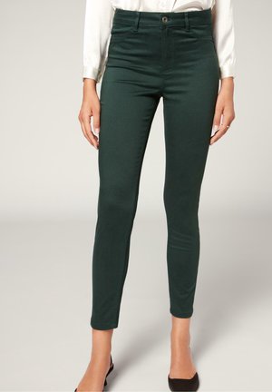 Jeans skinny vert foncé avec une texture lisse, taille haute et design à cinq poches. Comprend une fermeture à bouton et à zip à l'avant.