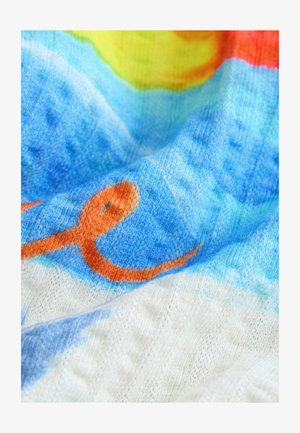 Tkanina w wielu kolorach z gradientami niebieskiego i pomarańczowego, z falistym wzorem i wyraźnym elementem tekstowym w ciepłych odcieniach. Miękka faktura.