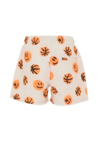 Shorts bianchi con stampa a tutto campo di faccine sorridenti arancioni e palloni da basket neri. Vita elastica e dettaglio con una tasca posteriore.