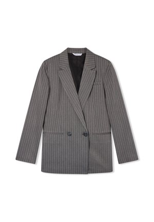 Blazer doppiopetto grigio a righe con rever affilati, due bottoni, tasche frontali e una texture liscia. Fodera interna nera.