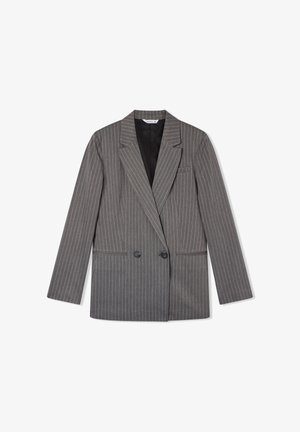Blazer doppiopetto grigio a righe con rever affilati, due bottoni, tasche frontali e una texture liscia. Fodera interna nera.