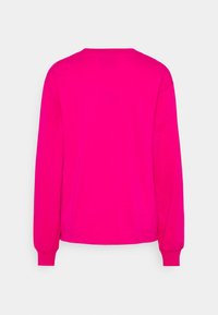 Camiseta de manga larga en un magenta brillante, con cuello redondo, puños acanalados y textura suave de algodón. Vista trasera sin gráficos.