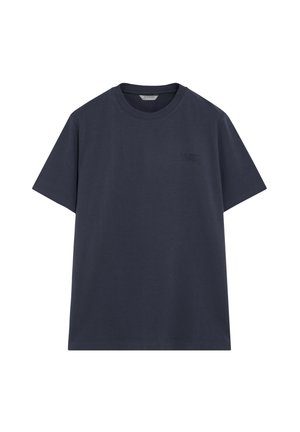 Camiseta de manga corta azul marino oscuro con cuello redondo, logo tonal sutil en el pecho izquierdo y dobladillo recto.