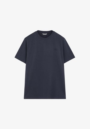 Camiseta de manga corta azul marino oscuro con cuello redondo, logo tonal sutil en el pecho izquierdo y dobladillo recto.