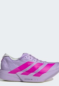 Lyse lilla løbesko med lyserøde striber, snørebånd og Lightstrike Pro-sål, vist fra siden på en hvid baggrund.