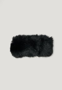 Căciulă din blană artificială neagră, cu o textură moale și pufoasă. Formă rectangulară cu margini rotunjite, concepută pentru a acoperi urechile pentru căldură.