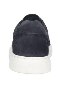 Zapatilla de ante en color azul marino con suela de goma blanca. Presenta un perfil bajo y detalles de costura en la parte superior para añadir textura.