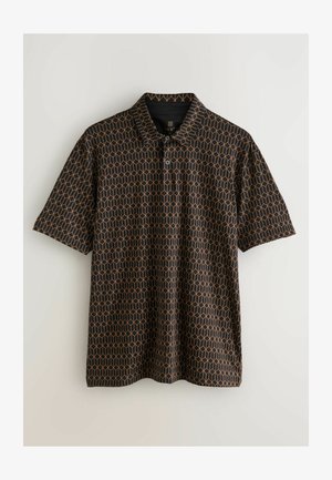 Korte mouwen polo in zwart met een geometrisch honingraatpatroon in oranje. Voorzien van een kraag en knoopsluiting bij de hals.