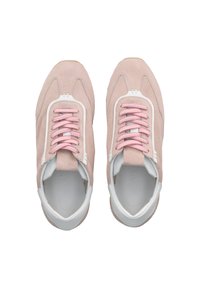 Rosa Wildledersneaker mit weißen Akzenten, runder Zehenpartie, strukturiertem Obermaterial und rosa Schnürsenkeln. Das Design aus zwei Materialien verleiht einen geschichteten Look.