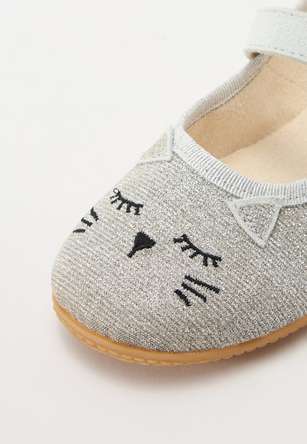 SCHLAFENDES KÄTZCHEN – Riemchenballerina – platin
