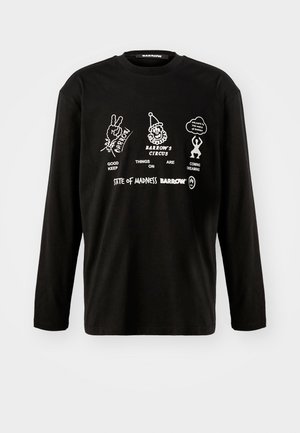 Schwarzes Langarmshirt mit weißen Grafiken: Friedens-Handzeichen, Clownsgesicht, Figur, die eine Wolke hält, und Text über Barrows Zirkus und den Zustand des Wahnsinns.