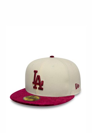 Gorra de béisbol beige con visera de terciopelo rojo, logo bordado de LA en rojo en la parte frontal y logo rojo de New Era en el lateral.