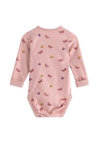 Lyserød langærmet baby bodysuit med små orange, lilla og lyserøde sommerfuglmønstre, udstyret med omsluttede ærmer og samlede benåbninger.