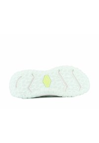 La semelle de la chaussure est en caoutchouc blanc texturé avec un motif hexagonal, un logo hexagonal central jaune et des rainures en zigzag pour l'adhérence.