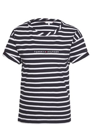 Czarna i biała, poziomo paskowana koszulka z krótkim rękawem z tekstem "Tommy Hilfiger" i małym logo flagi umieszczonym na środku klatki piersiowej.