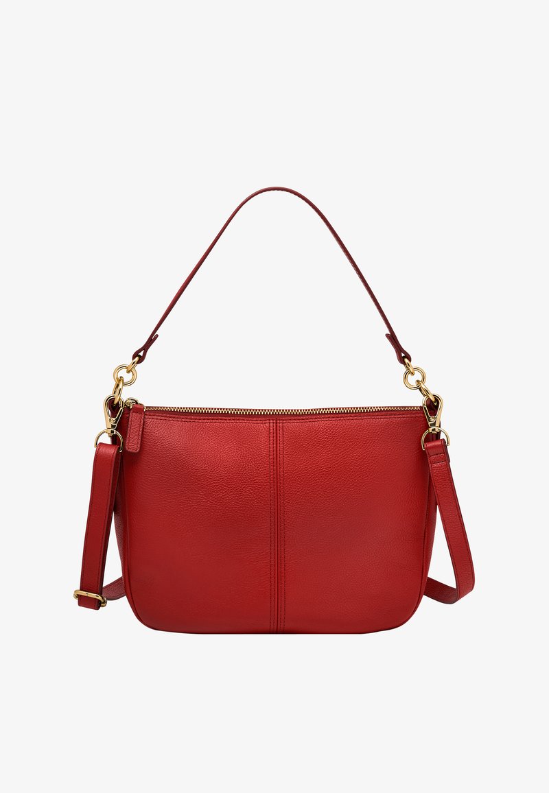Sac à épaule en cuir rouge avec une finition texturée, doté d'une fermeture éclair, de quincaillerie dorée et d'une sangle ajustable pour plus de polyvalence.