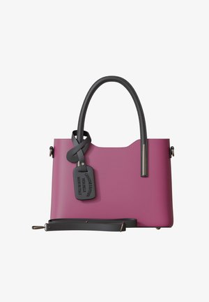 Fuchsia Lederhandtasche mit grauen Griffen, ausgestattet mit einem abnehmbaren Träger, strukturierten Oberflächen und einem Etikett mit der Aufschrift "Echtes Leder, hergestellt in Italien."