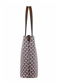 Sac fourre-tout à motifs marron avec des poignées en cuir lisse. Présente une forme angulaire et un bouton d'accent contrastant à l'ouverture.