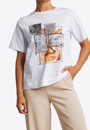 Camiseta de algodón blanca con diseños gráficos en negro y naranja, que presenta varios patrones y texturas. Manga corta y un ajuste relajado.