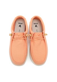 Scarpe di tela arancioni con un design arrotondato, dotate di una suola in gomma e lacci regolabili con perline di legno. Marchio visibile all'interno.