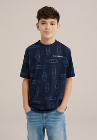 Tamsiai mėlynos spalvos medvilninė marškinėliai su kontūriniais laivų raštais ir užrašu "LINK PLAŽOS"; laisvas kirpimas ir trumpomis rankovėmis.