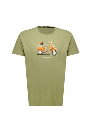 T-shirt vert olive à manches courtes avec un graphique d'un scooter vintage orange et un casque, avec le texte "Forever Classics" au centre devant.