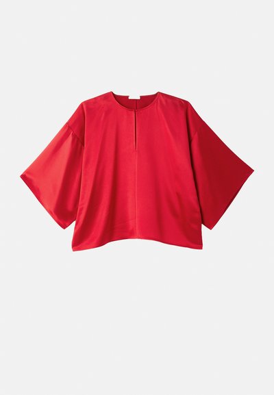 Röd T-shirt med kort ärm gjord av ett slätt tyg. Har en bred skärning, båtformad nacke och en central slitsdetalj. Enkel, enfärgad design.