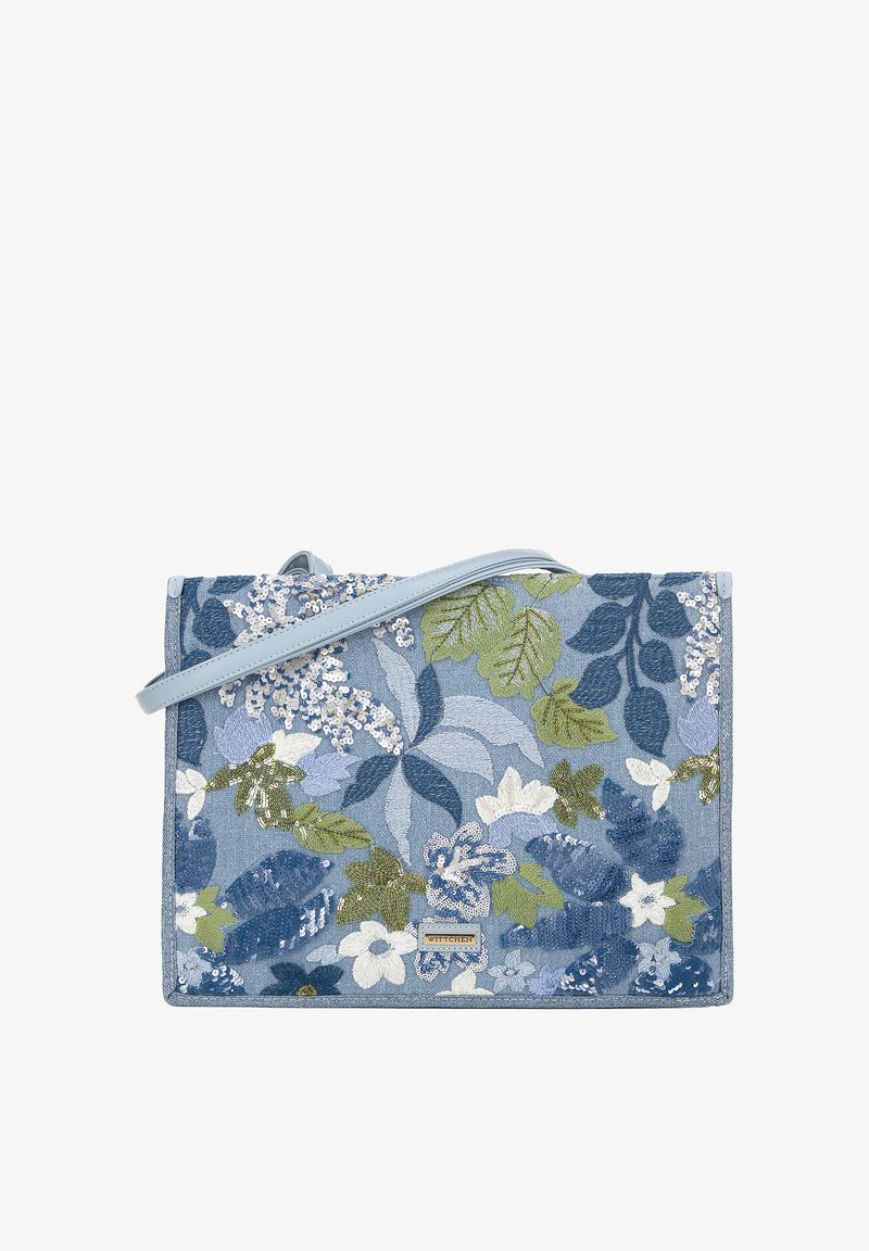 Kwiatowa torebka haftowana w odcieniach niebieskiego z zielonymi akcentami. Zawiera cekiny oraz jasnoniebieski pasek. Prostokątna forma, materiał tekstylny.