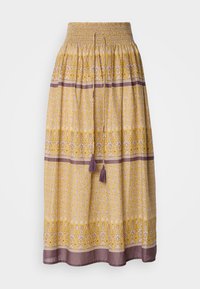 Gelbe Maxikleid mit geraffter Taille, floralen und geometrischen Mustern in Weiß und Lila, ausgestattet mit zwei lila Quasten an der Taille.