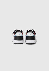 Baskets noir et blanc avec des accents roses et bleus, présentant une texture lisse, une forme arrondie et un logo sur le talon.