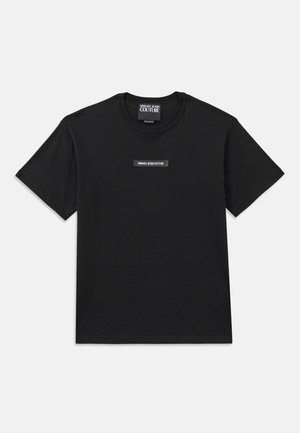 Sort kortærmet t-shirt lavet af bomuld. Har et rektangulært logo mærke på brystet med "VERSACE JEANS COUTURE" i hvid tekst.