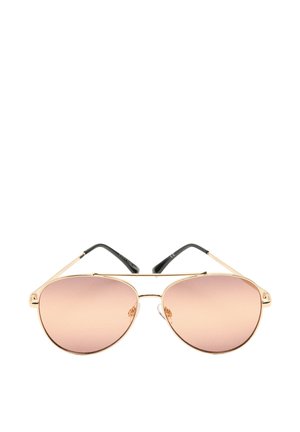 Złote okulary przeciwsłoneczne typu aviator z gradientowymi różowymi szkłami, czarnymi plastikowymi końcówkami na ramionach oraz metalową oprawką, z podwójnym mostkiem.