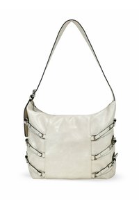 Bolso de hombro de cuero crema con una textura suave, que presenta herrajes plateados y correas decorativas en los laterales. Parte superior curva y correa ajustable.