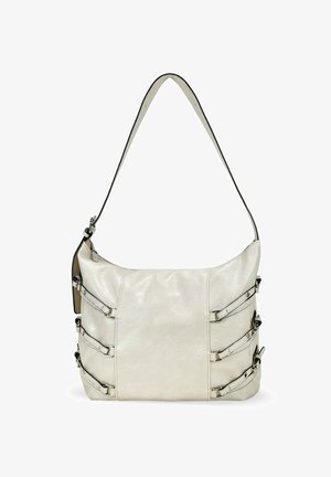 Bolso de hombro de cuero crema con una textura suave, que presenta herrajes plateados y correas decorativas en los laterales. Parte superior curva y correa ajustable.
