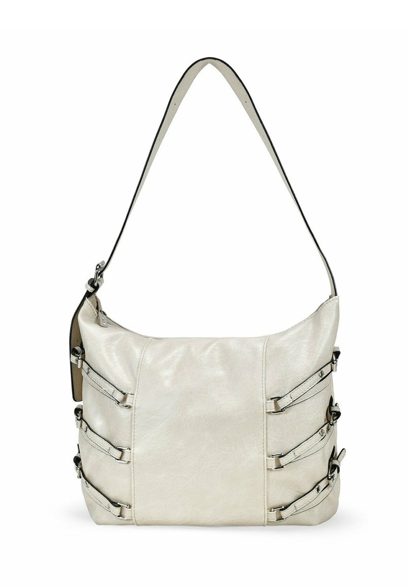 Bolso de hombro de cuero crema con una textura suave, que presenta herrajes plateados y correas decorativas en los laterales. Parte superior curva y correa ajustable.