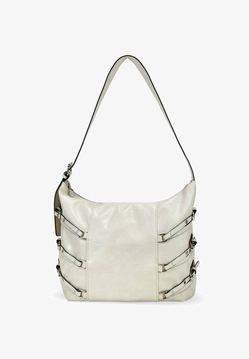 Bolso de hombro de cuero crema con una textura suave, que presenta herrajes plateados y correas decorativas en los laterales. Parte superior curva y correa ajustable.