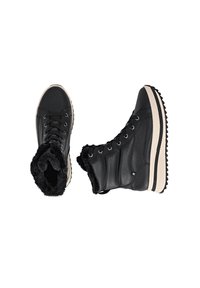 Schwarze Knöchelstiefel mit kunstfellgefüttertem Innenfutter, gestepptem Design, Schnürung und einer klobigen weißen Sohle mit Zickzack-Profil.