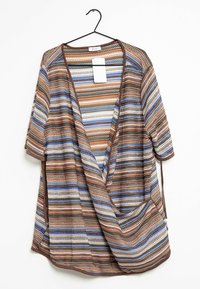 Cardigan rayé à manches courtes, présentant des couleurs marron, bleu et crème. Confectionné en tissu texturé avec un devant ouvert et un design drapé.