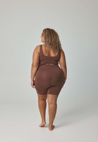 Brązowy zestaw bielizny z bezszwową konstrukcją, z topem o zaokrąglonym dekolcie i szortami z wysokim stanem. Miękki, elastyczny materiał, gładka faktura.