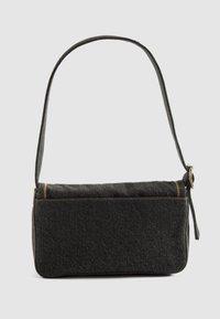 Sac en denim noir avec une bandoulière longue, de forme rectangulaire, avec des coutures apparentes et une texture douce. Présente un design simple et minimaliste.