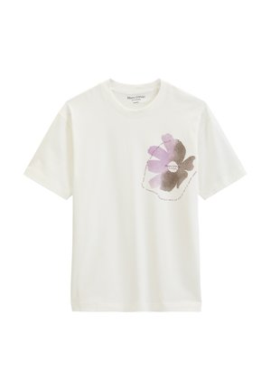 Biały T-shirt z krótkim rękawem i okrągłym dekoltem, zdobiony dużym, fioletowo-brązowym motywem kwiatowym i okrągłym napisem na lewej piersi.