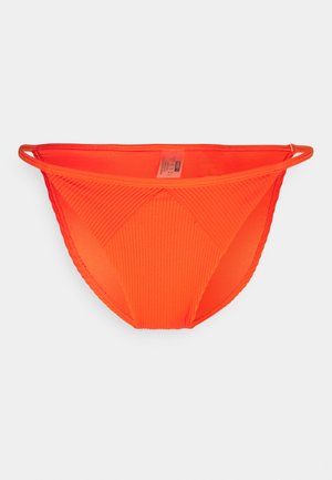 Parte de baixo de biquíni laranja com textura em ribetes, apresentando tiras laterais finas e um design sem costura. Etiqueta visível no interior.