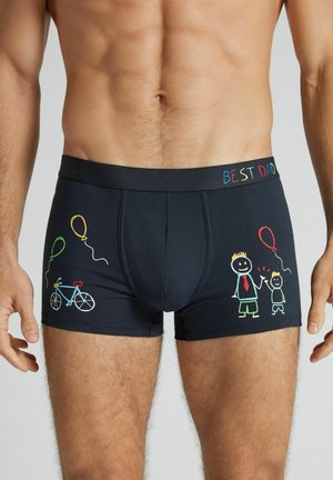Sorte boxershorts med farverige streger af en mand og et barn, balloner, en cykel og teksten "BEDSTE FAR" på linningen.