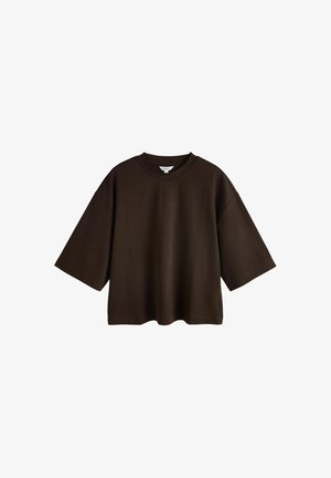 Donkerbruine oversized T-shirt met korte mouwen en een ronde hals, afgebeeld op een witte achtergrond.