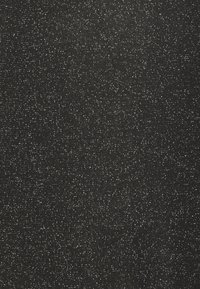 Svart texturerat tyg med ett fint glittermönster, som har små silverprickar jämnt fördelade. Slät yta, medelhög vikt.