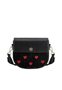 Černá semišová crossbody taška se zlatým logem, s klopovým zavíráním a červenými vyšívanými srdíčky. Nastavitelný popruh pro snadné nošení.