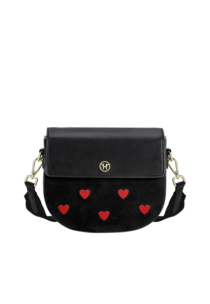 Černá semišová crossbody taška se zlatým logem, s klopovým zavíráním a červenými vyšívanými srdíčky. Nastavitelný popruh pro snadné nošení.