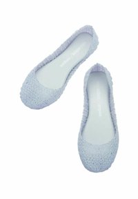 Jasnofioletowe baletki z teksturowanym, plecionym wzorem oraz zaokrąglonym noskiem. Gładkie wykończenie wewnętrzne z widocznym logo w środku.