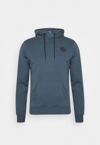 Niebieska bawełniana bluza z kapturem z przednią kieszenią kangurką, czarnymi sznurkami i okrągłym czarnym logo na piersi. Miękka tekstura.