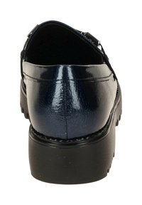 Marineblauwe patenten leren schoen met een ronde neus, zwarte rubberen zool en decoratieve hardware aan de zijkant. Glad afwerking met een lichte textuur.